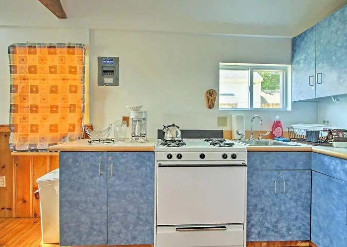 Lakefront Rumney Retreat With Shared Dock And Beach!